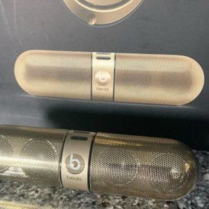 Beats Pill 2.0 Limited Edition with Accessories